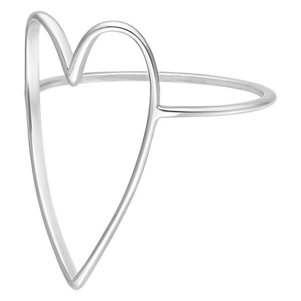 Anillo de corazón delicado de acero inoxidable plateado sobre fondo blanco