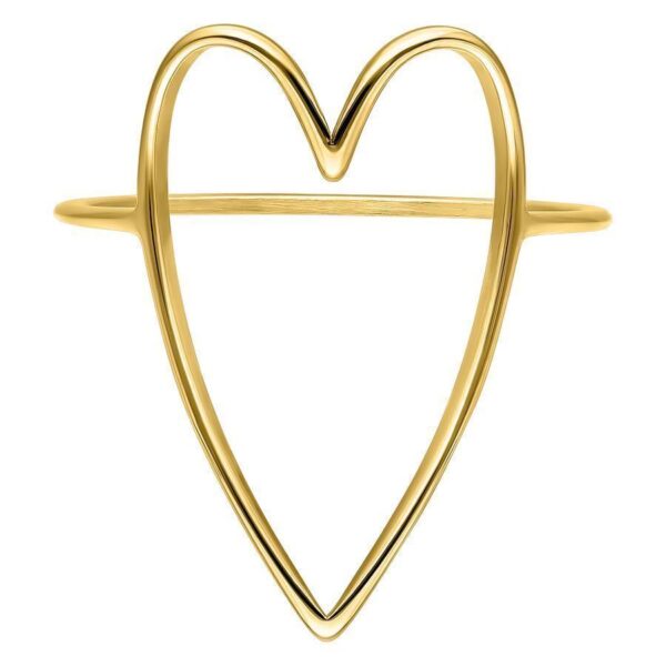 Anillo dorado en forma de corazón sobre fondo blanco
