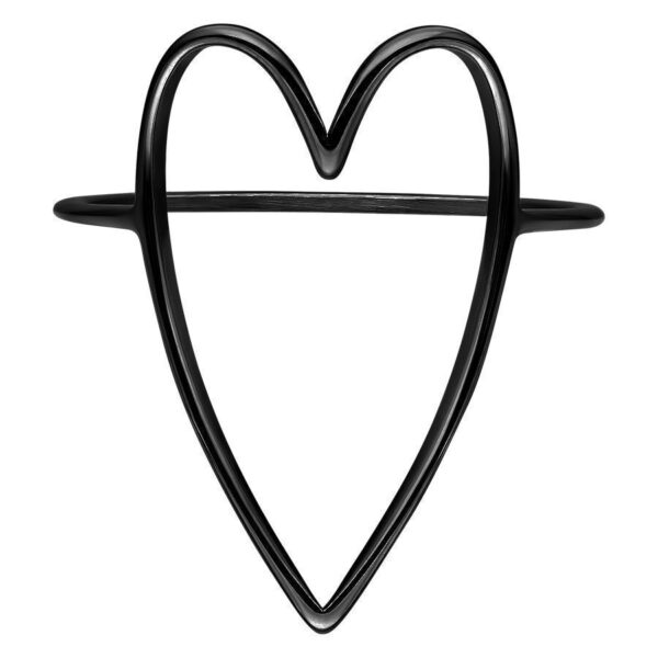 Anillo de corazón negro de acero quirúrgico sobre fondo blanco