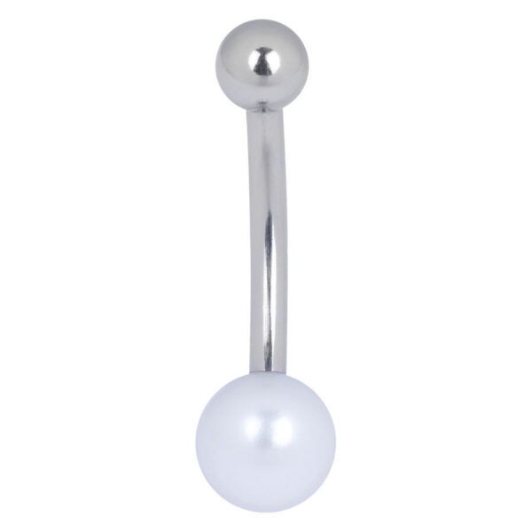 Piercing de ombligo de titanio plateado con bola de perla blanca sobre fondo blanco
