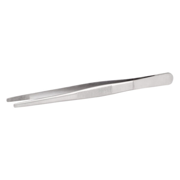 Pinza anatómica de acero inoxidable plateada sobre fondo blanco