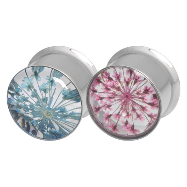 Dos plugs redondos con flores reales en azul y rosa sobre acero quirúrgico plateado