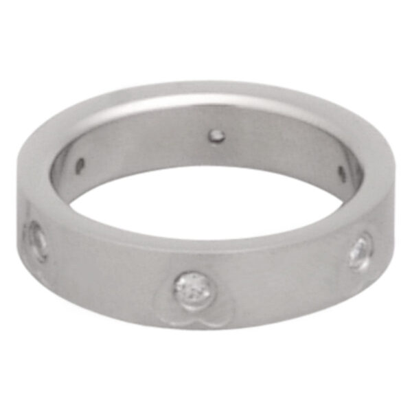 Anillo de dedo plateado de acero quirúrgico con cristales claros sobre fondo blanco