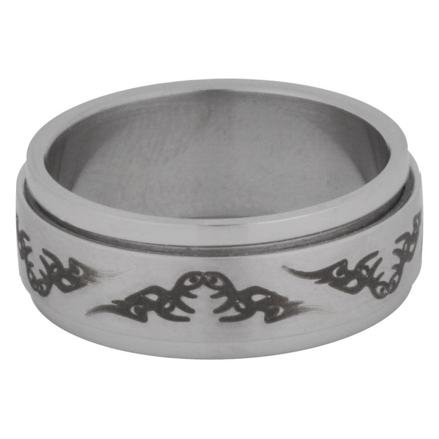 Anillo plateado de acero quirúrgico con diseño tribal sobre fondo blanco