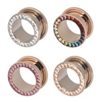 Vier roségoldene Flesh Tunnel mit Kristallen in klar, rosa, champagner und regenbogen auf weißem Hintergrund