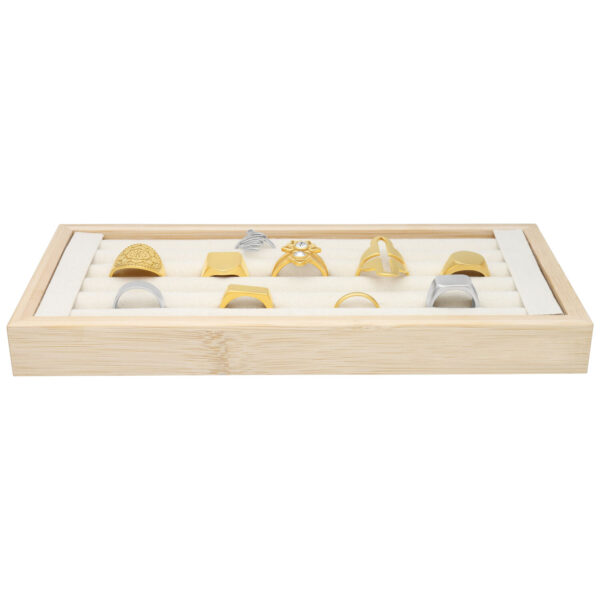 Expositor de anillos negro con varios anillos en bandeja de madera