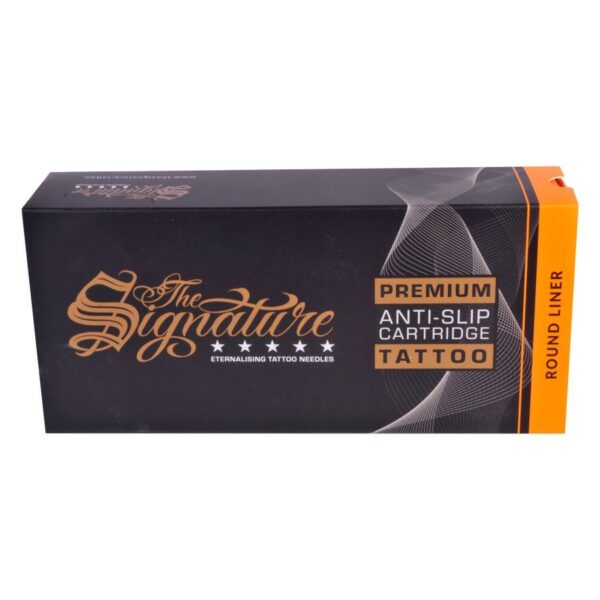 Caja negra con inscripción dorada 'The Signature' y borde naranja, sobre fondo blanco