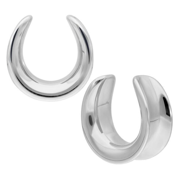 Dos Ear Saddles plateados de acero quirúrgico sobre fondo blanco