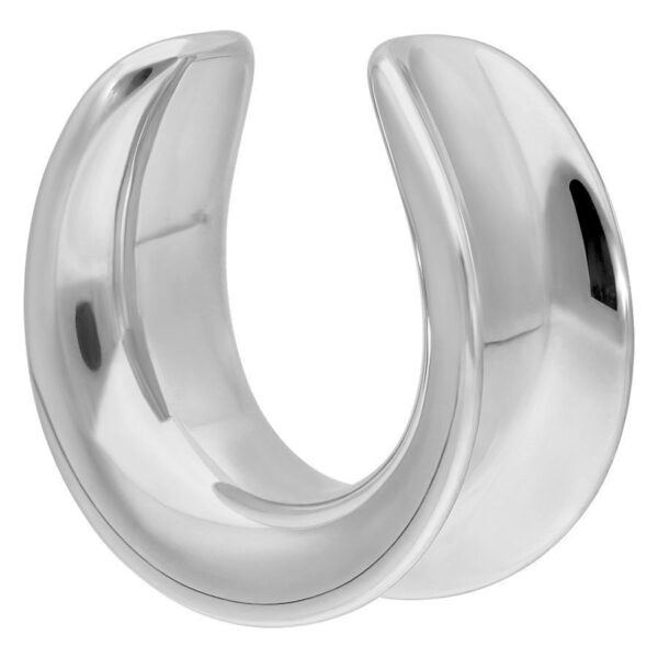 Ear Saddles plateadas de acero quirúrgico sobre fondo blanco