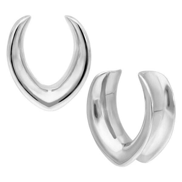 Dos Ear Saddles ovalados plateados sobre fondo blanco