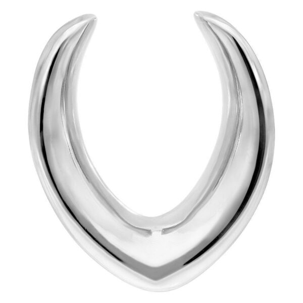 Sillín ovalado de plata para oreja de acero quirúrgico sobre fondo blanco