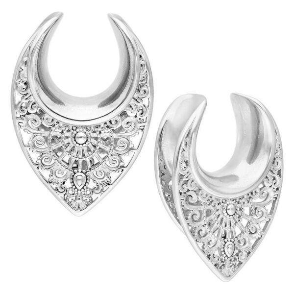 Ear Saddles plateadas con diseño oriental de acero quirúrgico 316L sobre fondo blanco