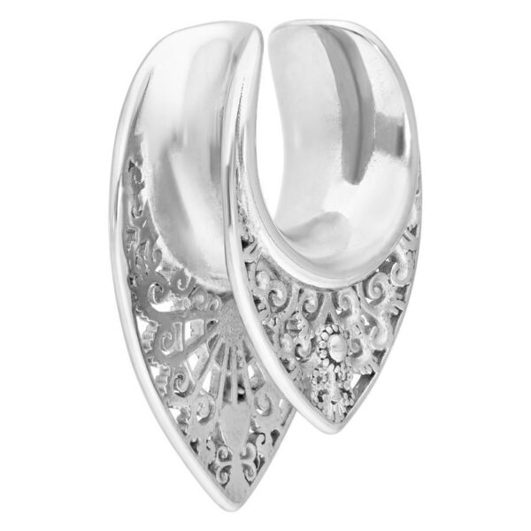 Ear Saddles plateados con diseño oriental sobre fondo blanco
