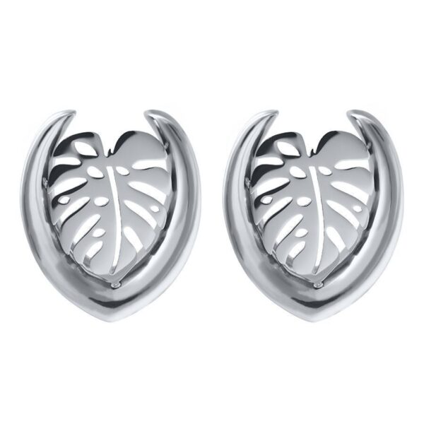 Ear Saddles plateados con diseño de Monstera sobre fondo blanco