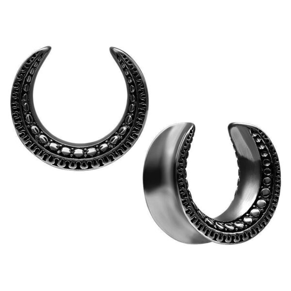 Ear Saddles Maori negros de acero quirúrgico, tamaño 8,0 mm sobre fondo blanco