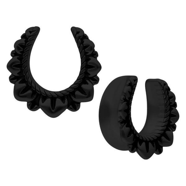 Ear Saddles Flower negras de 25mm sobre fondo blanco