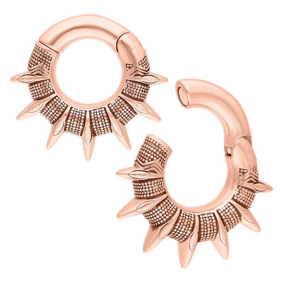 Maori Spikes Ohrgewichte in Roségold Zwei Maori Spikes Ohrgewichte aus Roségold auf weißem Hintergrund