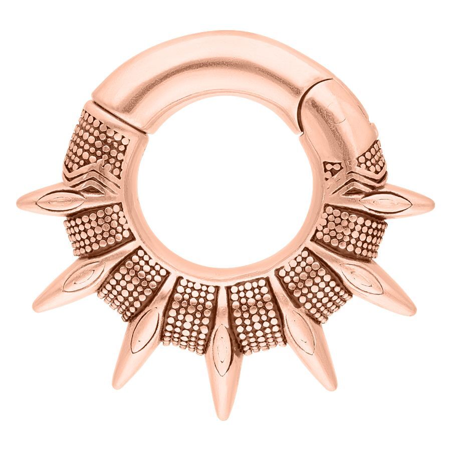 Maori Spikes Ohrgewichte in Roségold Ohrgewicht aus Roségold mit Maori Spikes Design auf weißem Hintergrund