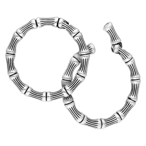 Pesos para orejas Bonechain de acero quirúrgico plateado sobre fondo blanco
