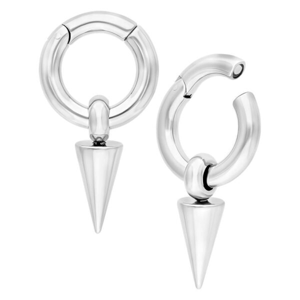 Dos pesas para orejas plateadas en forma de anillo con colgante de cono sobre fondo blanco