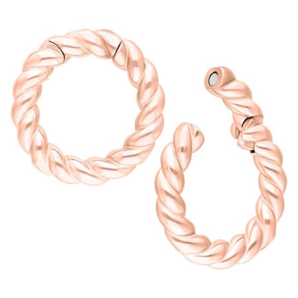 Dos pesas para orejas trenzadas en oro rosa sobre fondo blanco