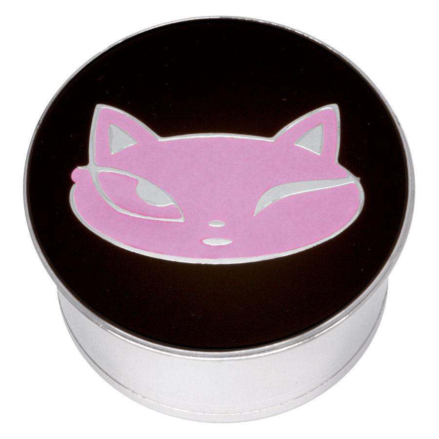 Plug plateado con impresión de gato rosa sobre fondo negro