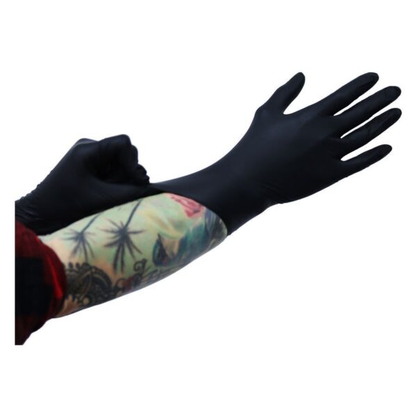 Guantes de nitrilo negros en brazo tatuado, fondo blanco