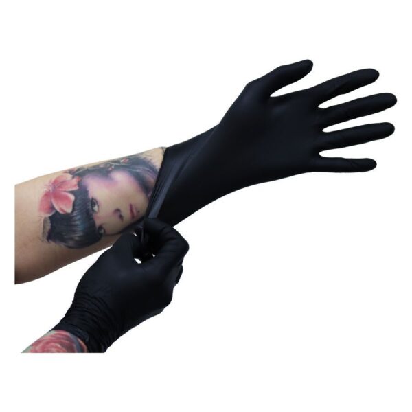 Guantes de nitrilo negros, usados por una mano tatuada, sobre fondo blanco