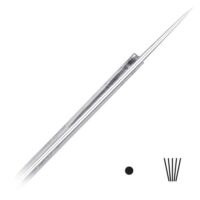 Silberne Tattoonadel aus Chirurgenstahl auf weißem Hintergrund