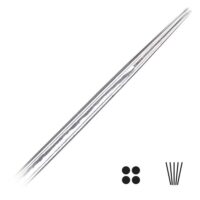 Nahaufnahme von runden Tattoonadeln aus Chirurgenstahl vor weißem Hintergrund