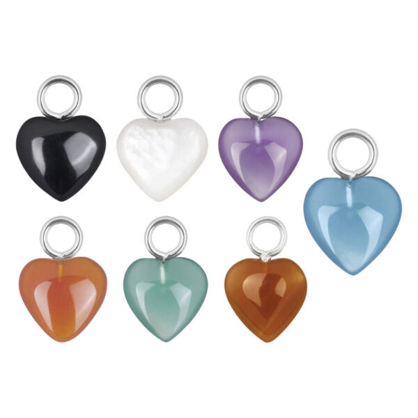 Siete colgantes de corazón en negro, blanco, lila, azul, naranja y verde sobre fondo blanco