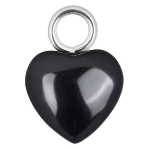 Colgante de corazón negro y brillante de acero quirúrgico 316L sobre fondo blanco