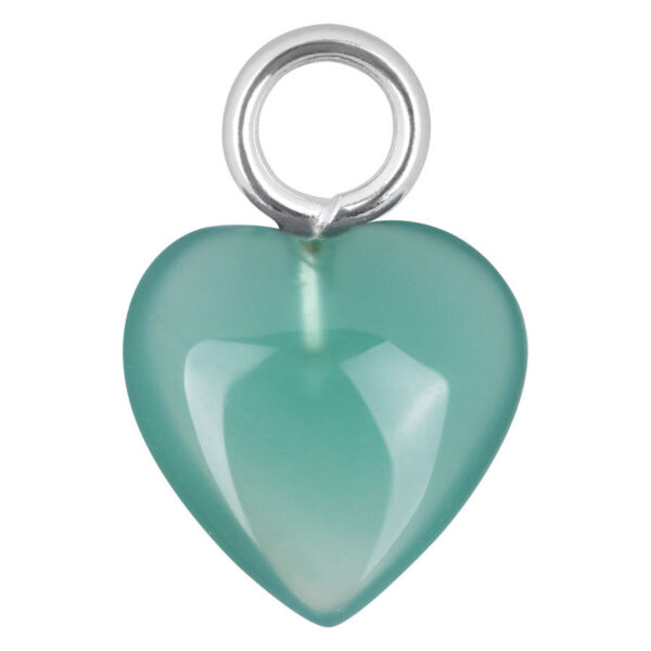 Colgante de corazón verde de brillante acero quirúrgico sobre fondo blanco