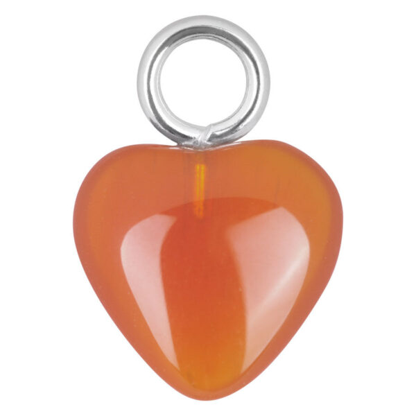 Colgante en forma de corazón naranja de acero quirúrgico sobre fondo blanco