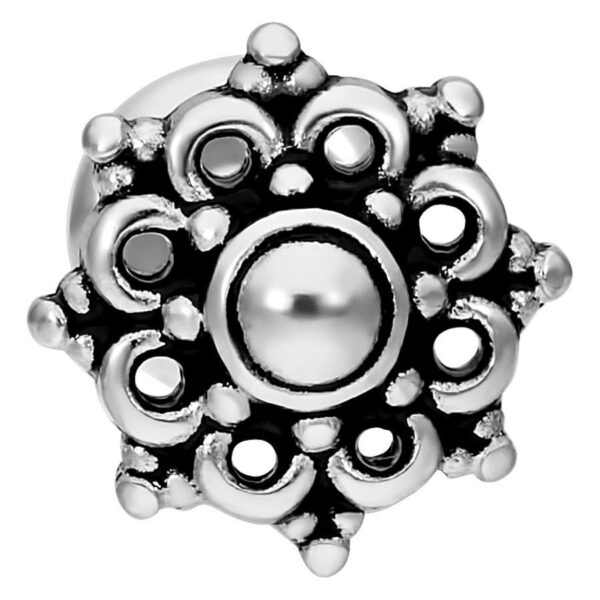 Labret Piercing de Mandala Plateado sobre fondo blanco, diseño detallado