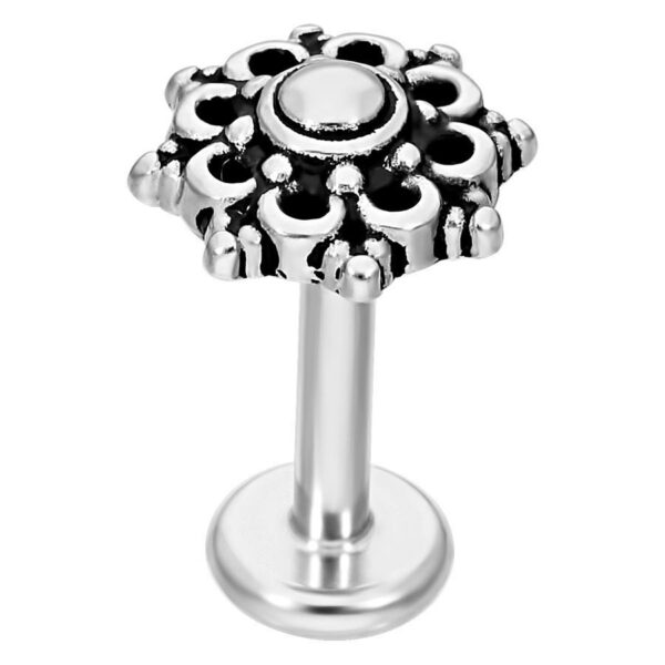 Labret plateado con diseño de mandala sobre fondo blanco