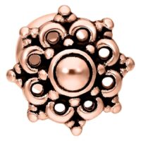 Piercing Labret Mandala en oro rosa sobre fondo blanco