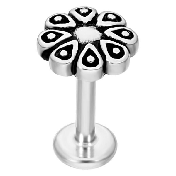 Labret plateado con diseño en forma de flor sobre fondo blanco