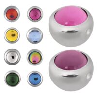 Silberne Piercing-Kugeln mit bunten Kristallen auf weißem Hintergrund