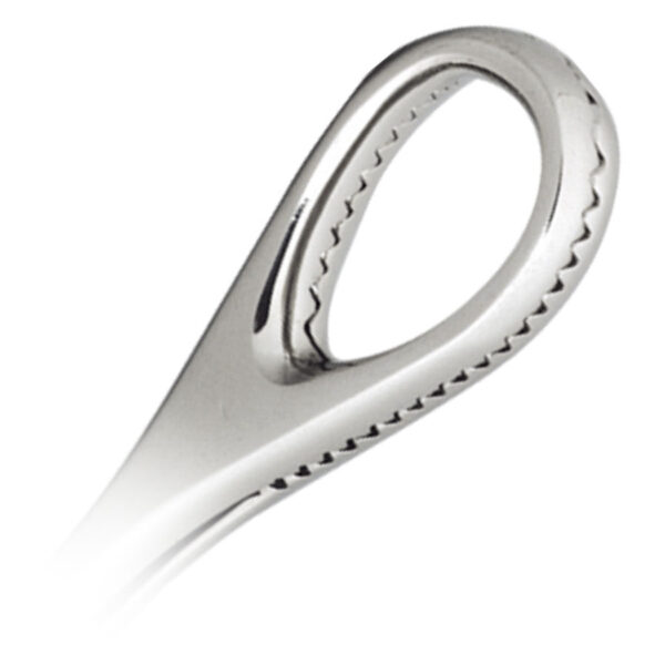 Primer plano de una herramienta de piercing de acero inoxidable con mango dentado