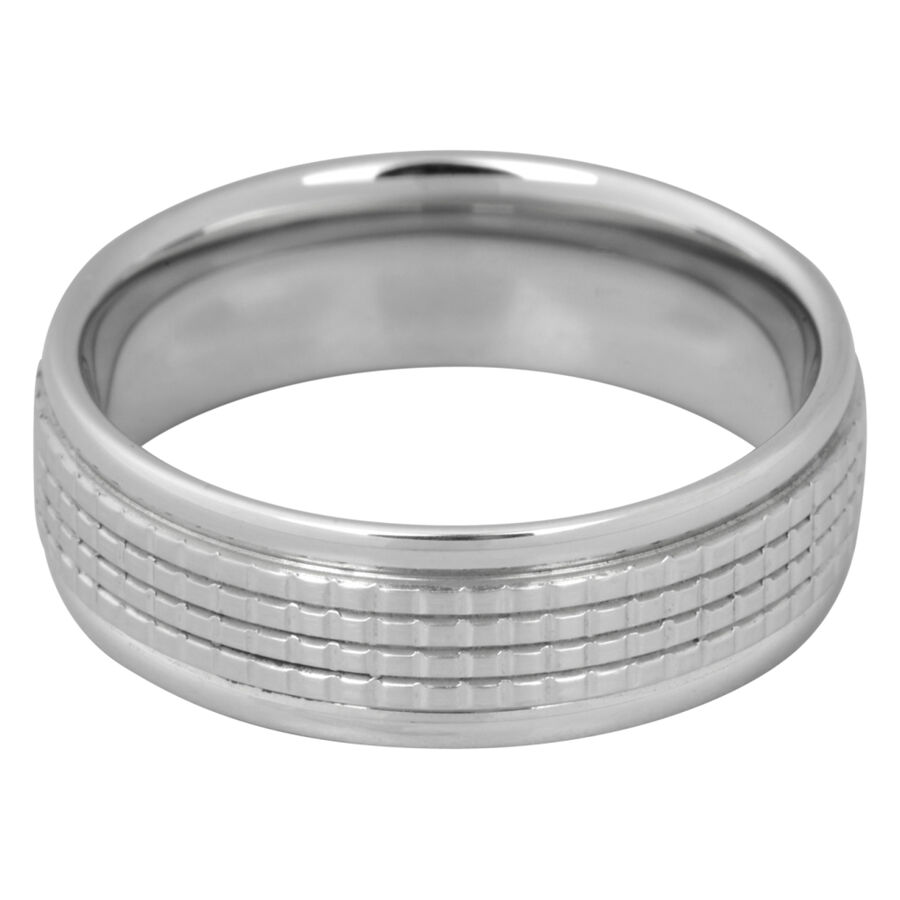 Anillo de dedo plateado de acero quirúrgico con patrón de cuadros sobre fondo blanco