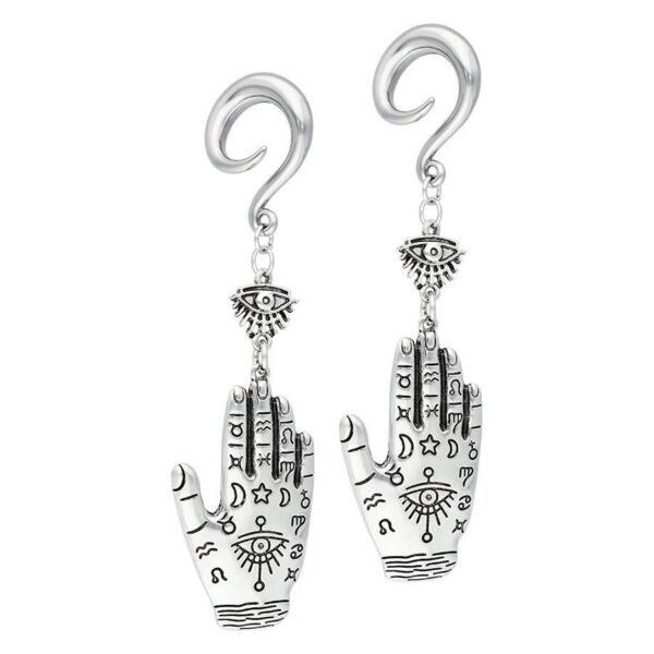 Dos pesas para orejas Mano de Hamsa en plata y oro con gancho sobre fondo blanco