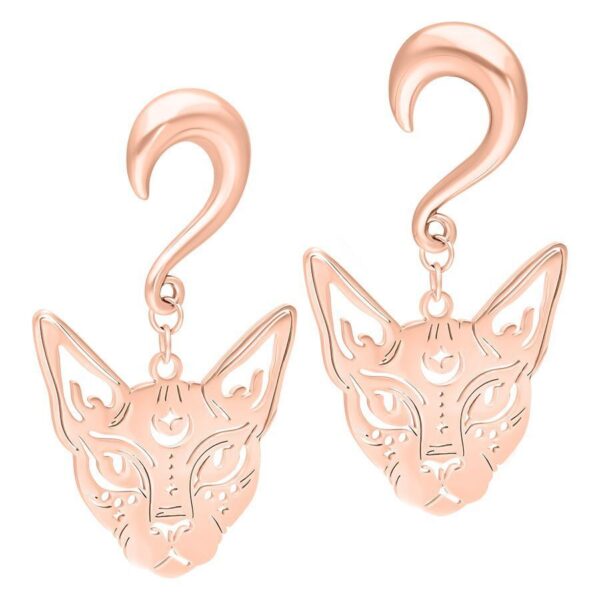 Dos pesos para orejas en forma de Sphynx en oro rosa sobre fondo blanco