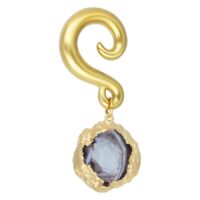 Peso para oreja dorado con piedra de ágata india sobre fondo blanco