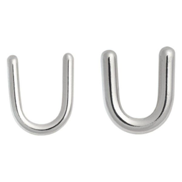 Dos keeper de septum plateados en forma de U de acero quirúrgico sobre fondo blanco