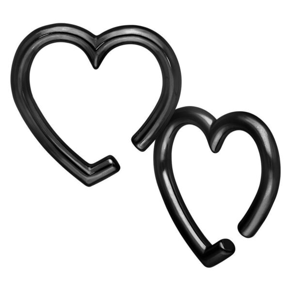 Pesos para orejas en forma de corazón negro de acero quirúrgico sobre fondo blanco