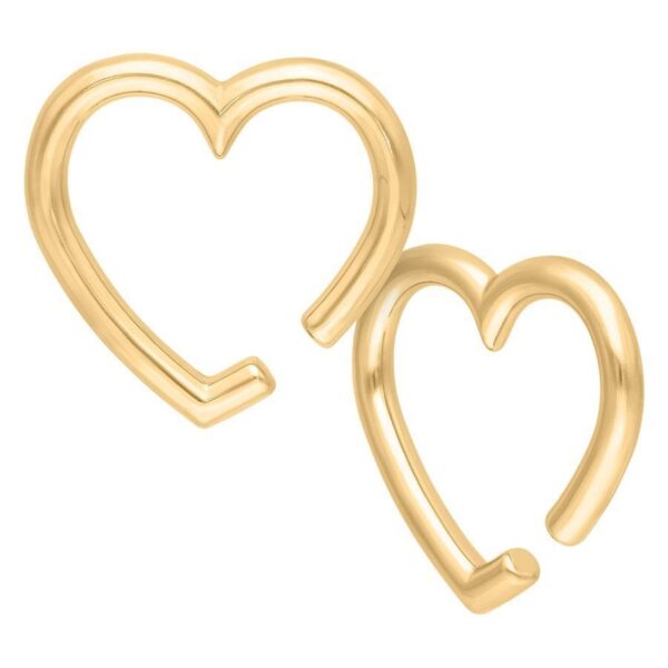Dos pesas para orejas en forma de corazón dorado de acero quirúrgico sobre fondo blanco