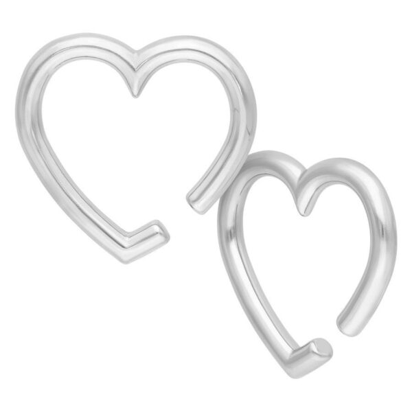 Dos pesas para orejas en forma de corazón plateadas de acero quirúrgico sobre fondo blanco