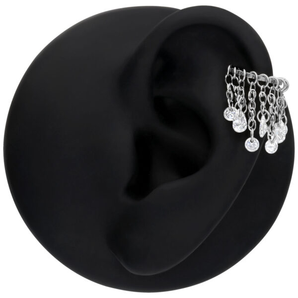 Anillo de piercing plateado con cristales claros en oreja artificial