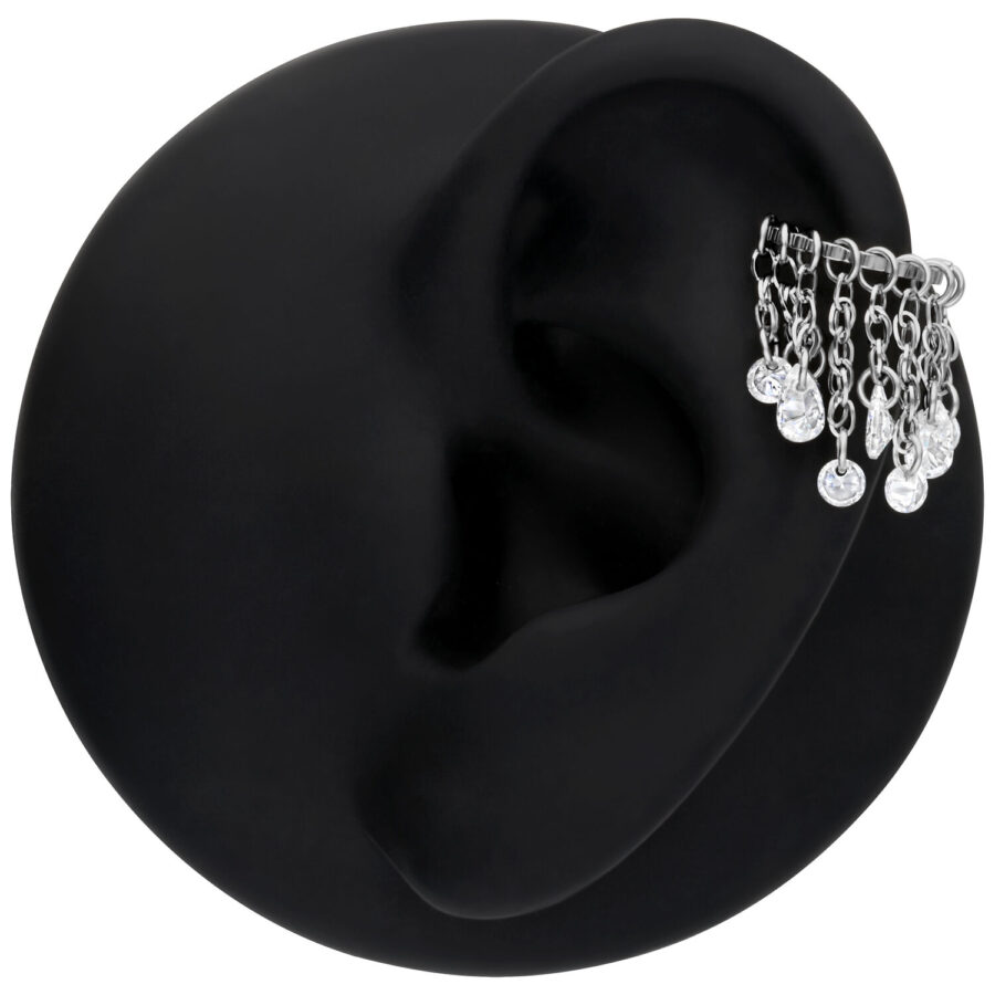 Anillo de piercing plateado con cristales claros en oreja artificial